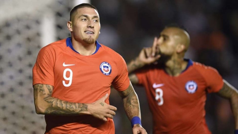 Nicolás Castillo, de 26 años, celebrando el gol en la victoria en partido amistoso frente a México.