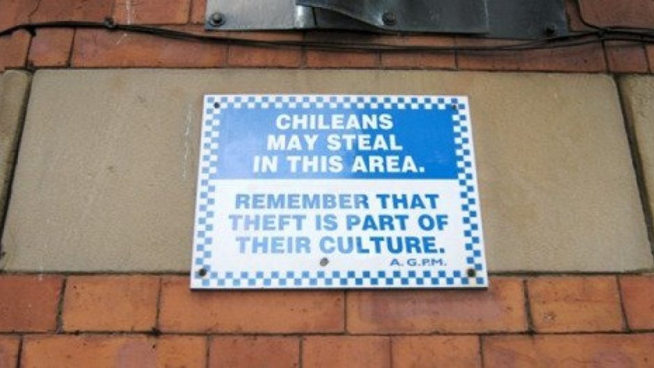 "Si ve a un chileno robando en esta área, recuerde, es parte de su cultura", este letrero se puede ver en algunos países de Europa. 