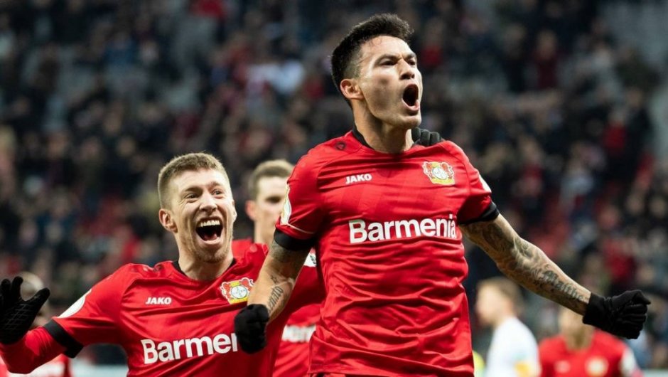 Charles Aránguiz tras convertir un gol por el Bayer Leverkusen. (Foto: Reuters). 