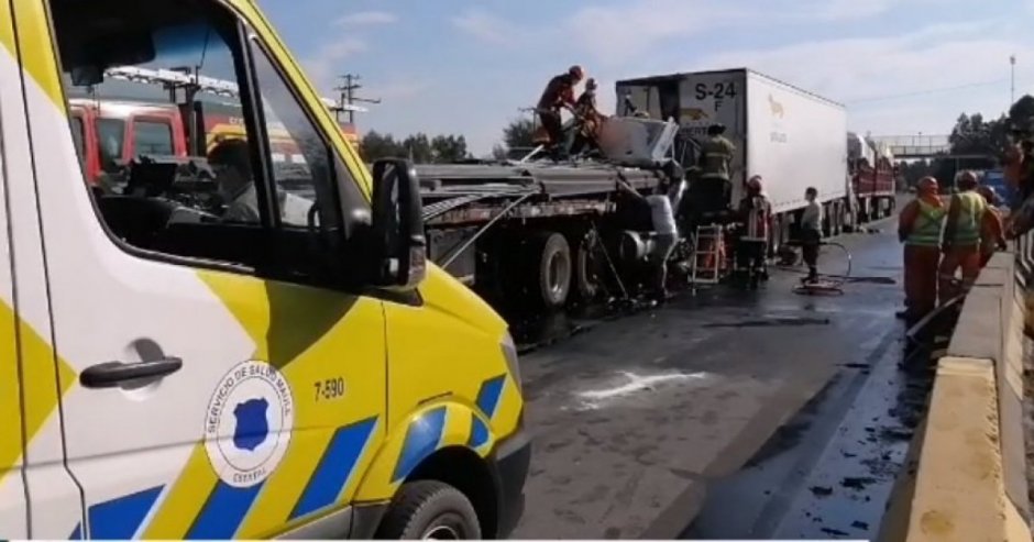 El accidente involucró a tres camiones de carga. (Foto: Maule Virtual de Linares)
